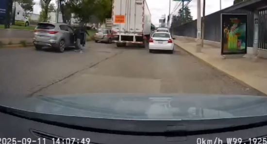 VIDEO: Graban violento asalto en la autopista; abrieron puertas y se llevaron todo