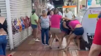VIDEO: Hombres y mujeres desatan tremenda pelea campal en el mercado