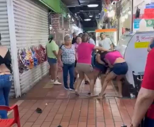 VIDEO: Hombres y mujeres desatan tremenda pelea campal en el mercado