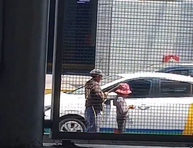 VIDEO. Madre e hijo se juegan la vida por unas monedas afuera del Metro en Ecatepec