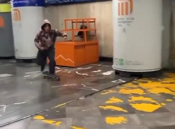 VIDEO: Skaters usan transbordos del Metro y ponen en riesgo a usuarios