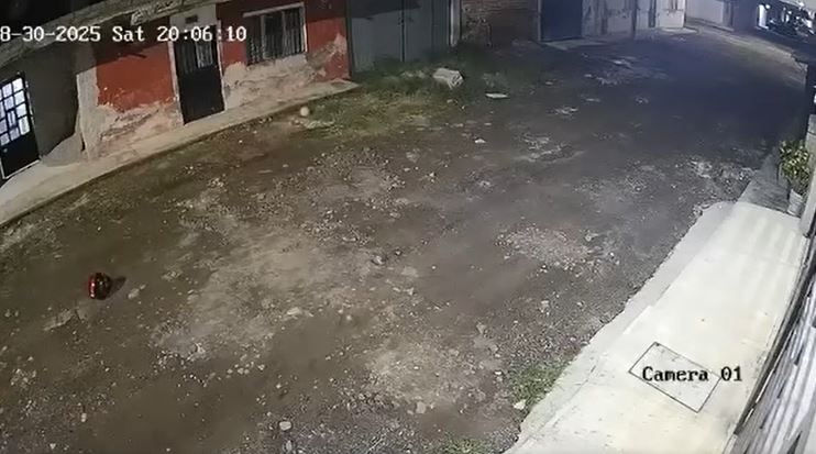 VIDEO: Graban cobarde acto; motociclista ataca a una chavita en la calle