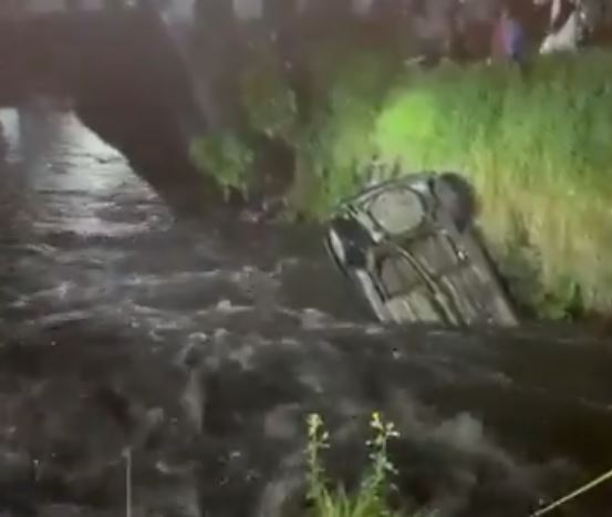VIDEO: Ellos iban en un auto, cayeron al río y vivieron para contarlo