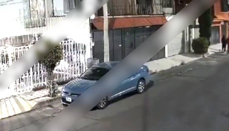 VIDEO: Porros corretean a jovencita aterrada y le avientan petardos