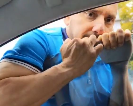 VIDEO: ‘¿Qué quieres?’; conductor vive momentos de terror y arrastra a un sujeto