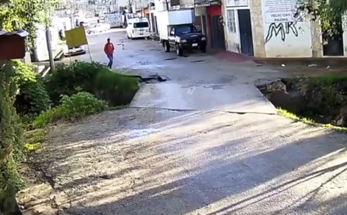 VIDEO: ‘Cuando no te toca…’; se abre el suelo y joven queda a centímetros de la tragedia