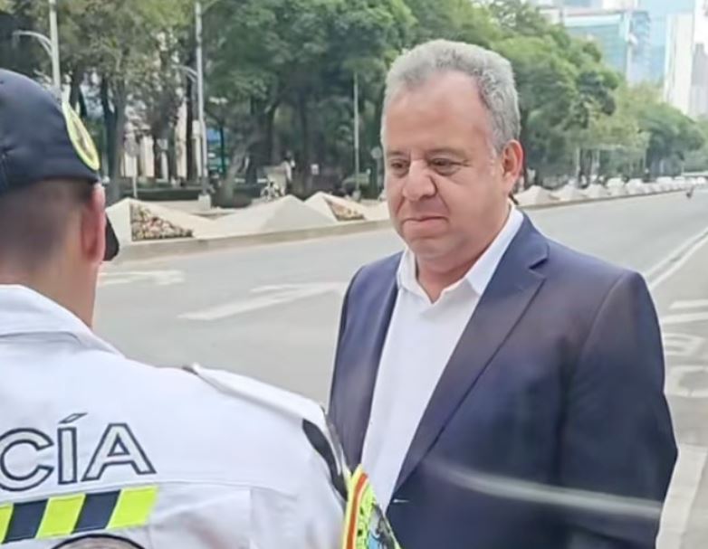 VIDEO: #LordBerrinches; señor impide paso del Metrobús porque no alcanzó a subir