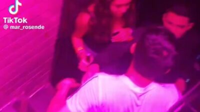 VIDEO: ‘¡Lo mataron!’; dan golpiza a joven en antro LGBT frente a guardias