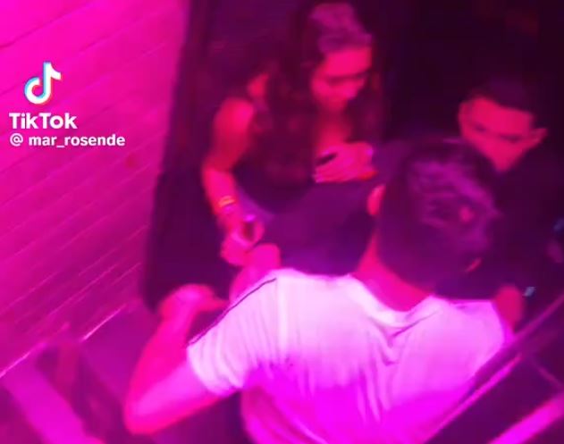 VIDEO: ‘¡Lo mataron!’; dan golpiza a joven en antro LGBT frente a guardias