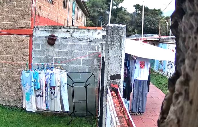 VIDEO: Graban a ladrona; mujer roba pantalón de un local de ropa