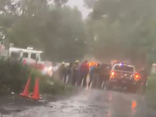 VIDEO: Campesinos se refugiaban de la lluvia y les cae un rayo; están graves