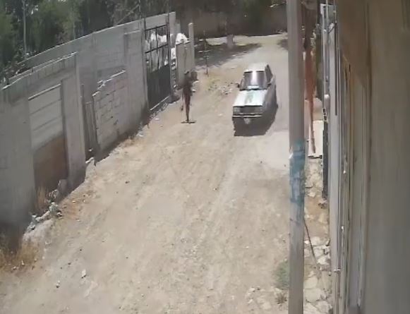 VIDEO: Graban ‘levantón’; sujetos en auto engañan a señora y se la llevan