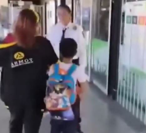 VIDEO: ‘¡Dejen a mi mamá!’; niño llora mientras la señora suelta golpes para no pagar