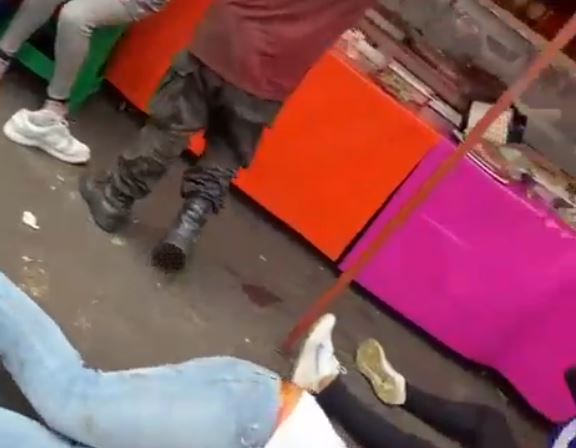 VIDEO: Madre e hijo comían en un puesto cuando sujetos en moto los ejecutaron