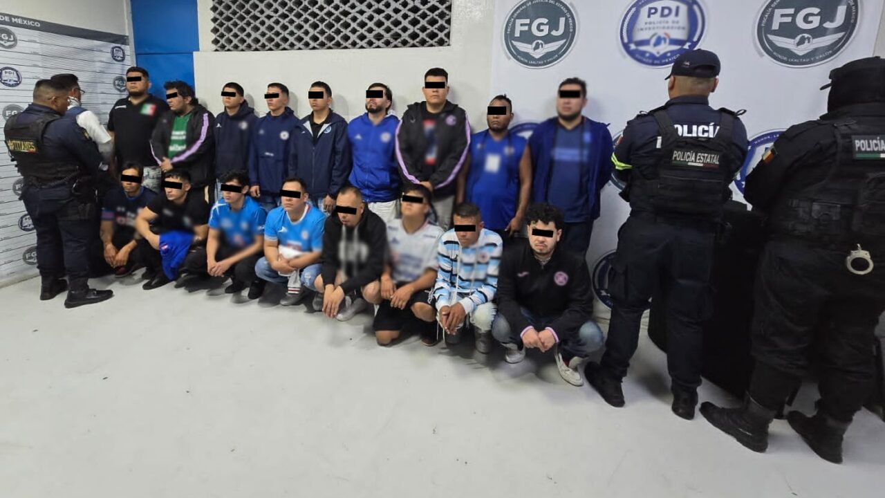 SALVAJES: ‘Barristas’ del Cruz Azul dan golpiza a un hombre, ellos eran 17