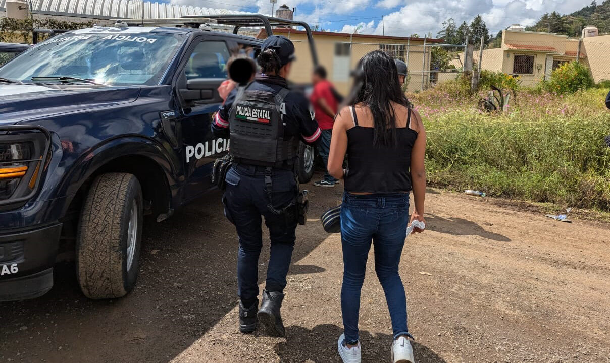 ATENCIÓN: Joven mamá de 20 años y su bebé iban amarradas en la cabina de un tráiler