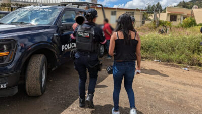 ATENCIÓN: Joven mamá de 20 años y su bebé iban amarradas en la cabina de un tráiler