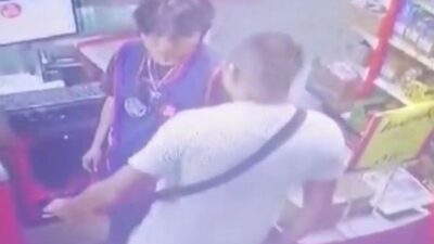 VIDEO: Sujeto agarra a cabezazos a empleado de tienda 3B por una mayonesa