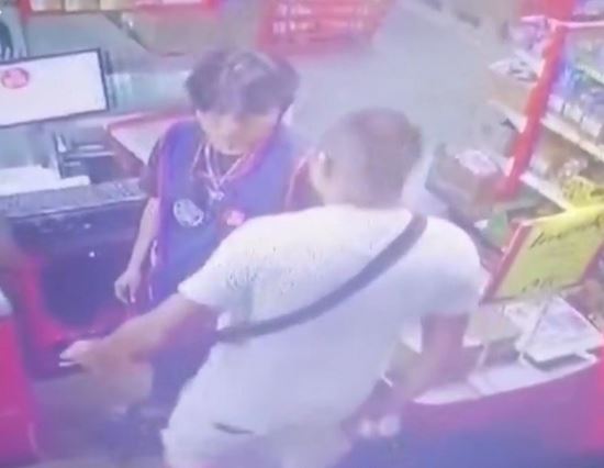 VIDEO: Sujeto agarra a cabezazos a empleado de tienda 3B por una mayonesa
