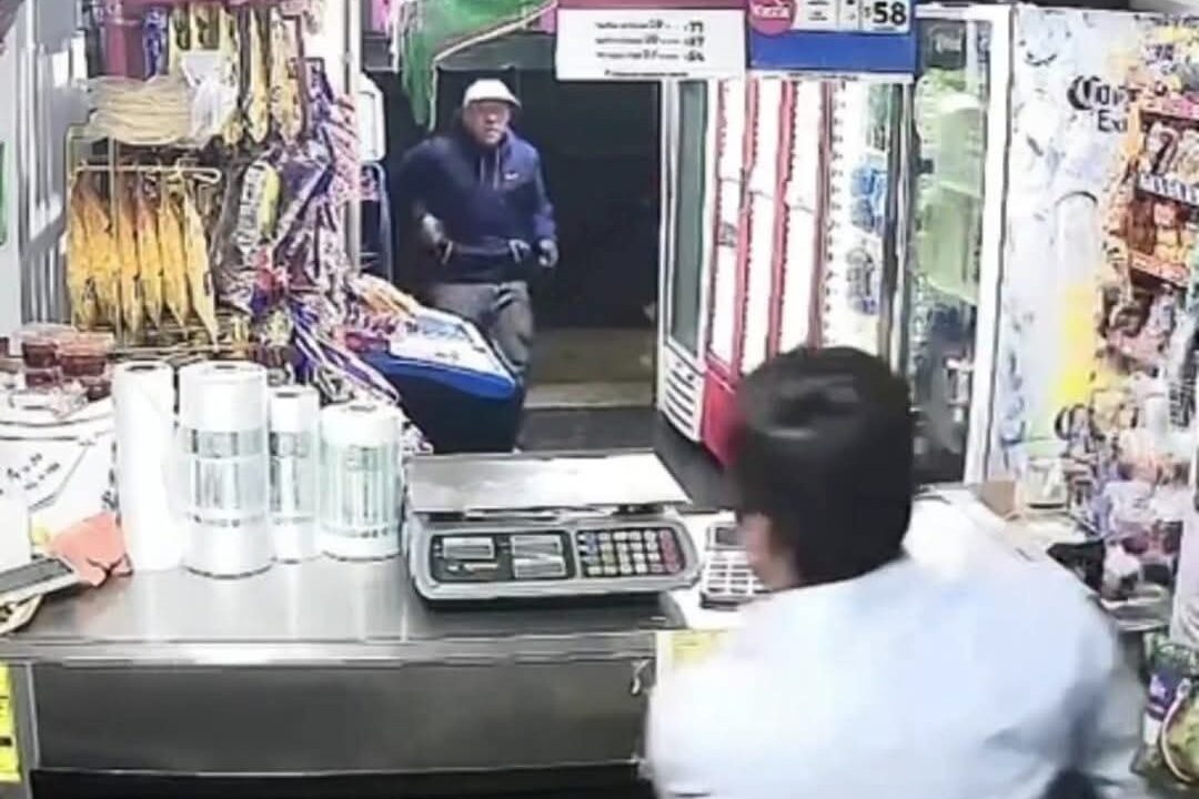VIDEO: ‘¡Dame las llaves!’; asaltantes forcejean y disparan a dueño de tiendita