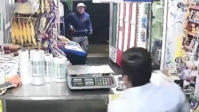 VIDEO: ‘¡Dame las llaves!’; asaltantes forcejean y disparan a dueño de tiendita