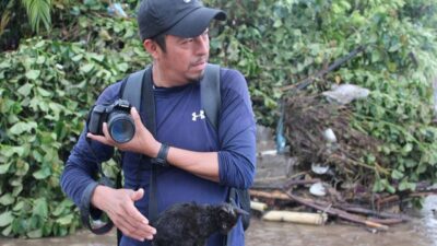 HÉROE: Paco fotografiaba la tragedia y se puso en riesgo para salvar un gatito
