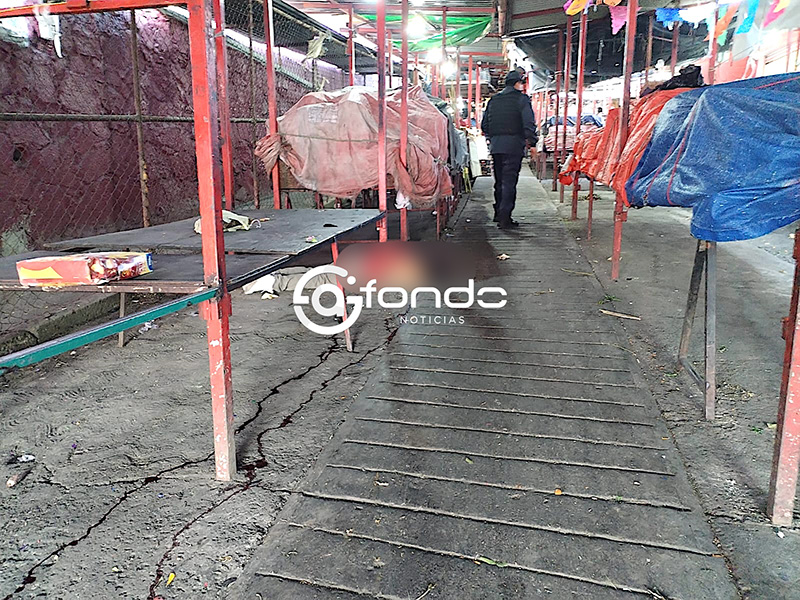 TERRIBLE. Balacera en un mercado; hombre queda muerto entre puestos y comerciantes