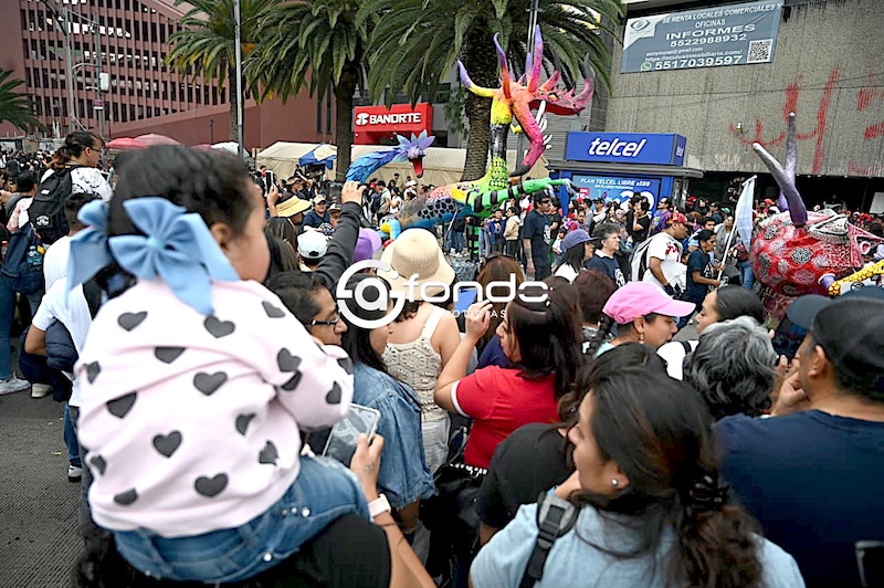 DÍA DE MUERTOS. Desfilan 180 alebrijes en el Paseo de la Reforma formando un mar de color y tradiciones
