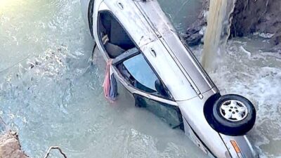 TERRIBLE. Automóvil se hunde en canal de aguas negras y conductor muere ahogado