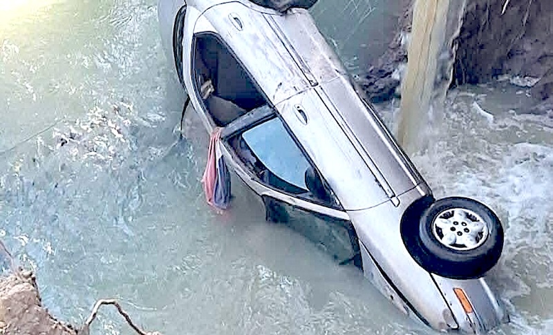 TERRIBLE. Automóvil se hunde en canal de aguas negras y conductor muere ahogado