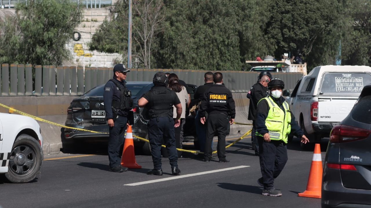 VIDEO. Sicarios le cierran el paso a conductor y lo acribillan en autopista del Edomex