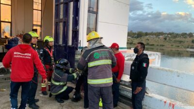 VIDEO: Trabajadores quedan atrapados en un pozo de 40 metros; uno muere
