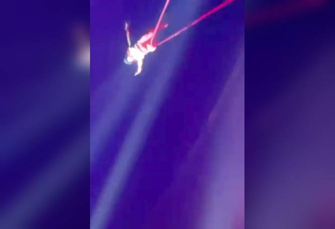 VIDEO: Trapecista hacía su show y se rompe los huesos al caer