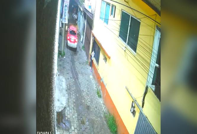 VIDEO. Taxista intenta matar a vecinos porque le pidieron que moviera su carro