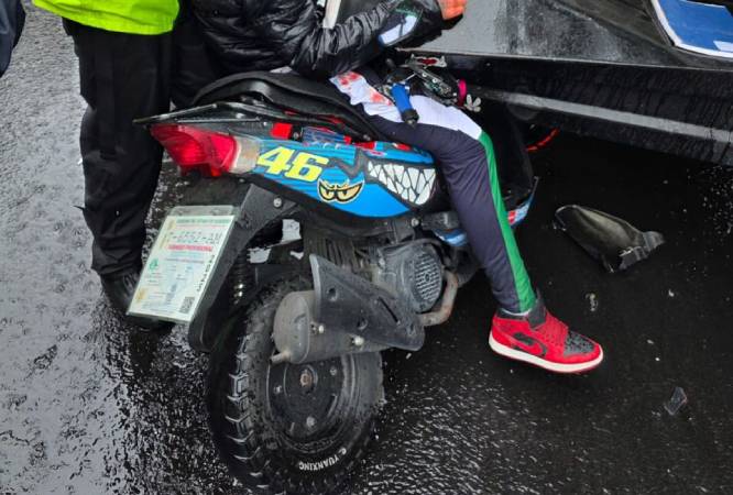 BRUTAL: Chavito en moto se estrella contra una pipa estacionada; está grave