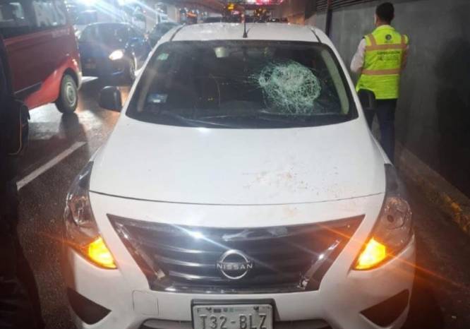 VIDEO: Conductor arrastra a un policía para que no le pusieran la ‘araña’