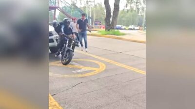 VIDEO: Estudiantes derriban a asaltantes en moto dentro de la UNAM