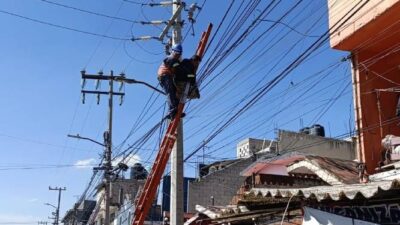 FULMINANTE: Empleado de Telmex hacia su trabajo en un poste sin saber lo que pasaría