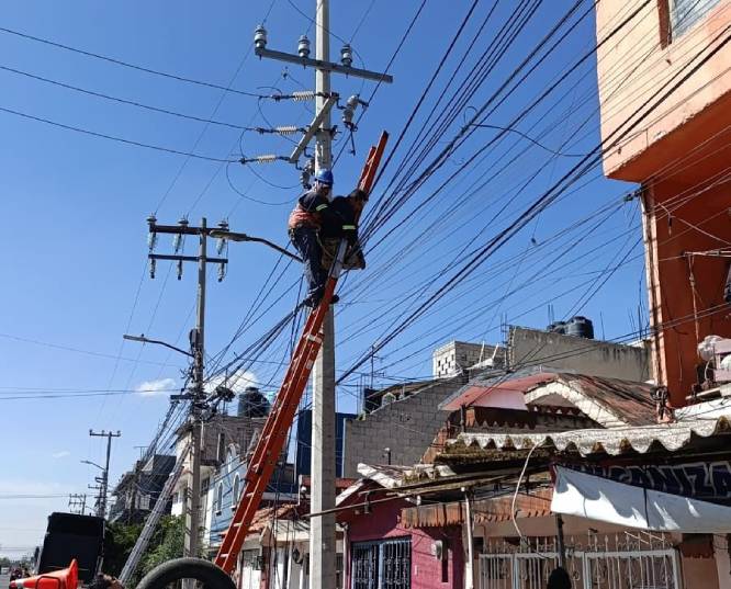 FULMINANTE: Empleado de Telmex hacia su trabajo en un poste sin saber lo que pasaría