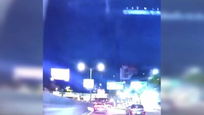 VIDEO: Conductor avienta su camioneta y deja grave a un motociclista