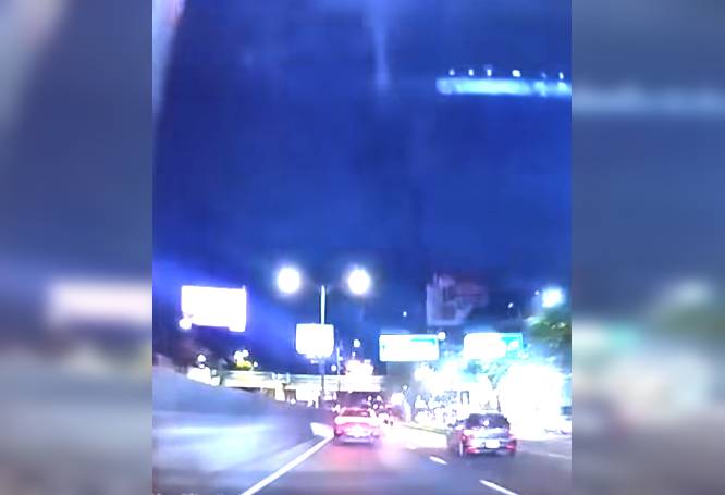 VIDEO: Conductor avienta su camioneta y deja grave a un motociclista