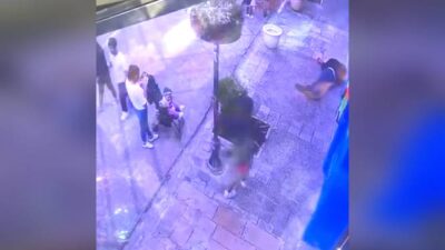 VIDEO: El papá del año; sujeto casi ocasiona tragedia por jugar con un poste