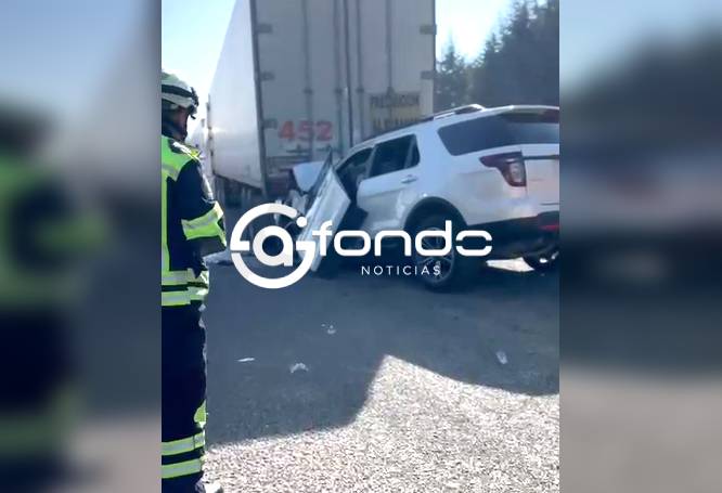 ÚLTIMA HORA. Conductor estrella su camioneta contra un tráiler estacionado