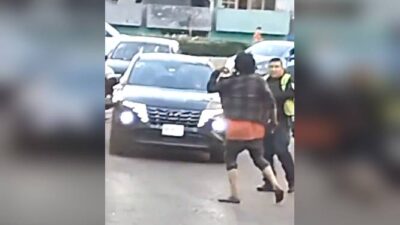 VIDEO: Sujeto drogado desarma a mujer policía, reta a un oficial y lo someten