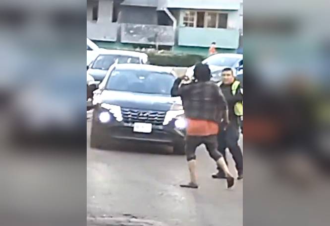 VIDEO: Sujeto drogado desarma a mujer policía, reta a un oficial y lo someten