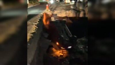 VIDEO: Conductor intenta rebasar por la derecha y termina en un enorme socavón