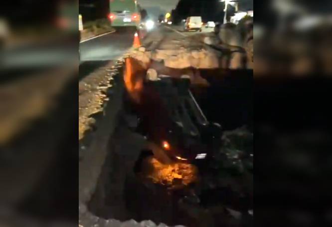 VIDEO: Conductor intenta rebasar por la derecha y termina en un enorme socavón