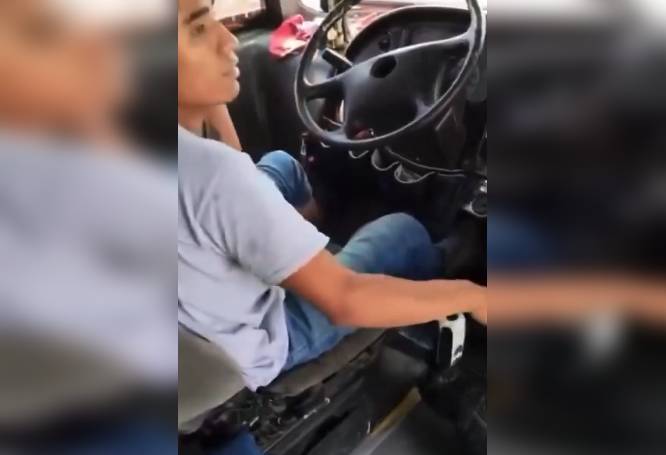 VIDEO: ‘Te voy a grabar’; chofer de camión agrede a pasajero por reclamarle