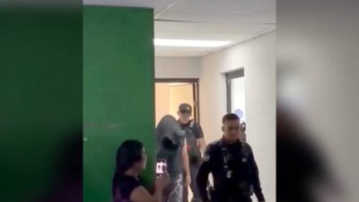 VIDEO: ‘¡No lo tapen!’; acosador tomaba fotos a compañeras en baños de la universidad