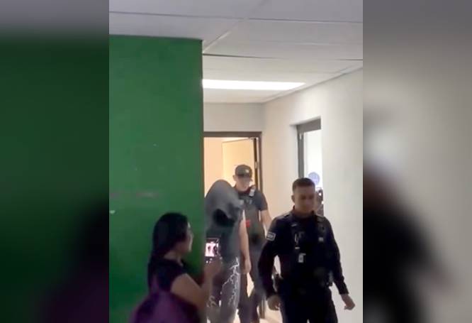 VIDEO: ‘¡No lo tapen!’; acosador tomaba fotos a compañeras en baños de la universidad